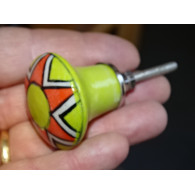 Botón verde pastel en forma de pera y flor de naranja