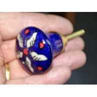 Botón en forma de pera ultramarino y flor blanca