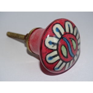 Botón en forma de pera roja y flor blanca
