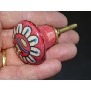 Botón en forma de pera roja y flor blanca 2