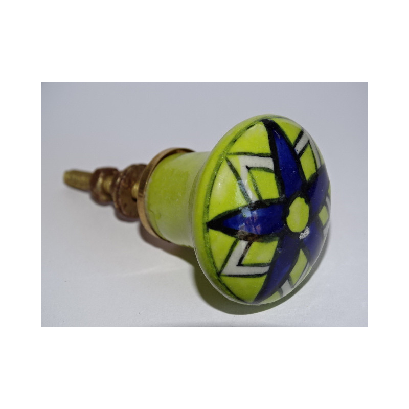 bouton en forme de poire verte pastel et fleur...