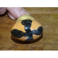 poignée en porcelaine forme olive taupe croix noir