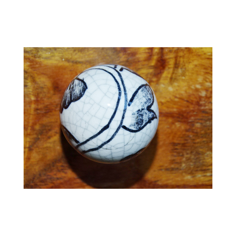 Handle ball black cracked effect.