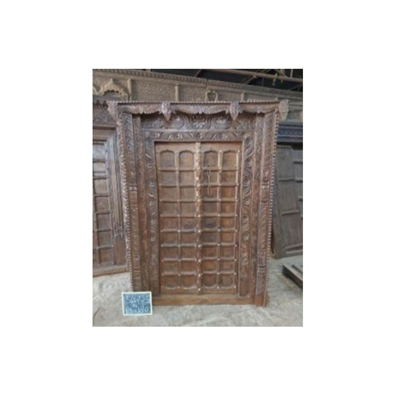 Vieilles portes ornée d'un linteau sculpté en...