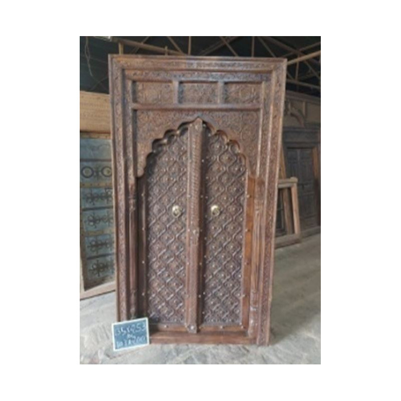 Vecchie porte di casa a forma di arco scolpite...