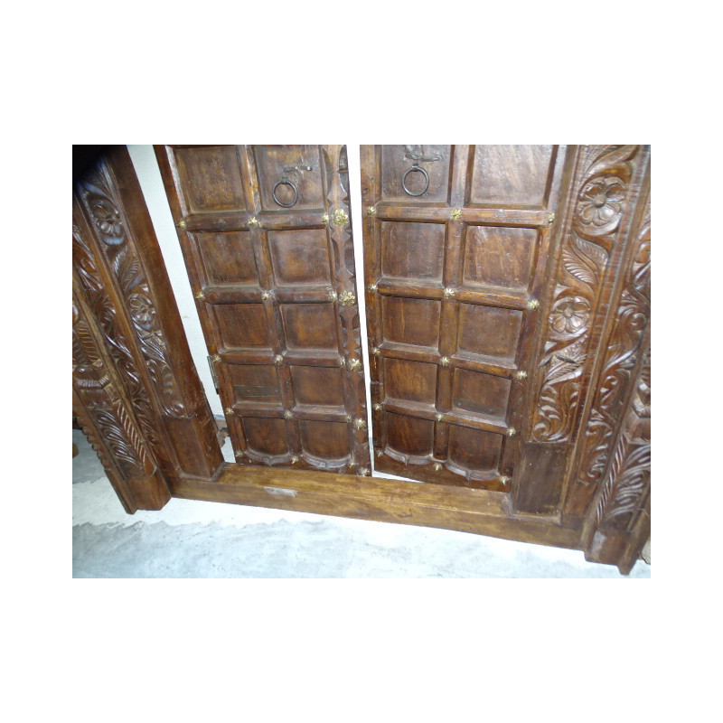 Vieilles portes ornée d'un linteau sculpté en...