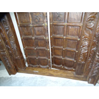 Vieilles portes ornée d'un linteau sculpté en 142x18x224 cm