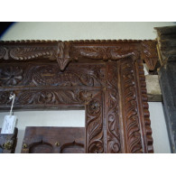 Vieilles portes ornée d'un linteau sculpté en 142x18x224 cm
