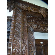 Vieilles portes ornée d'un linteau sculpté en 142x18x224 cm