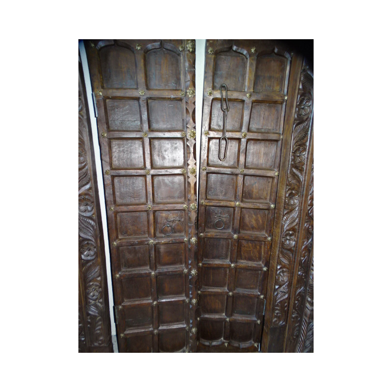 Puertas antiguas decoradas con dintel tallado...