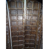 Vieilles portes ornée d'un linteau sculpté en 142x18x224 cm