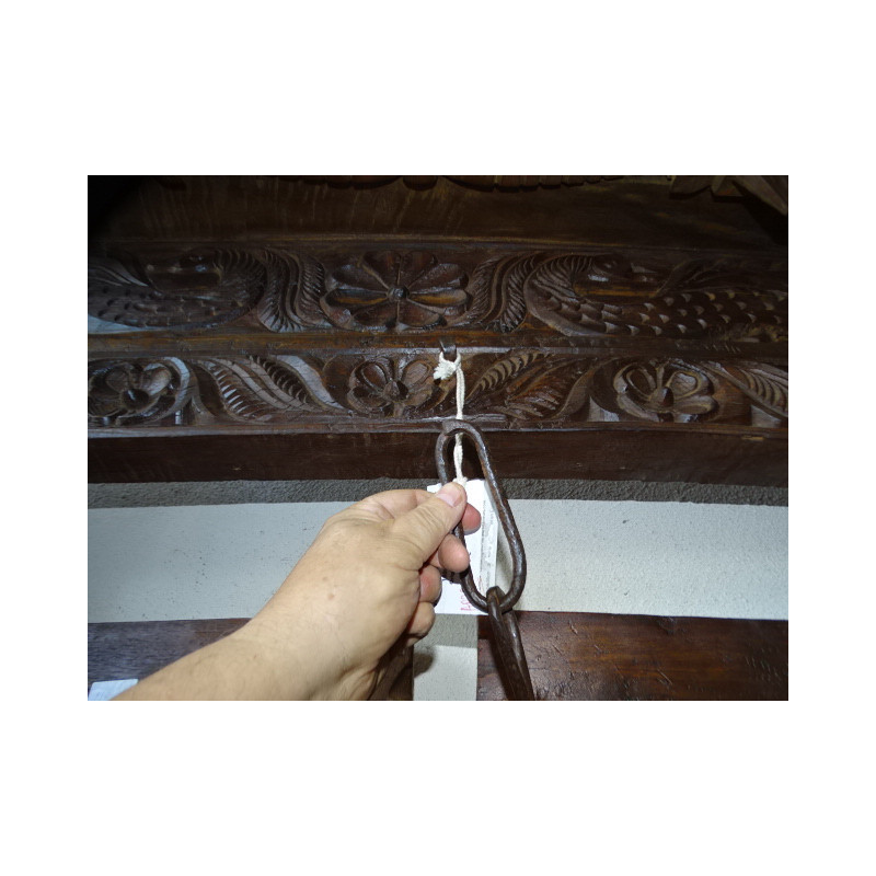 Vieilles portes ornée d'un linteau sculpté en...