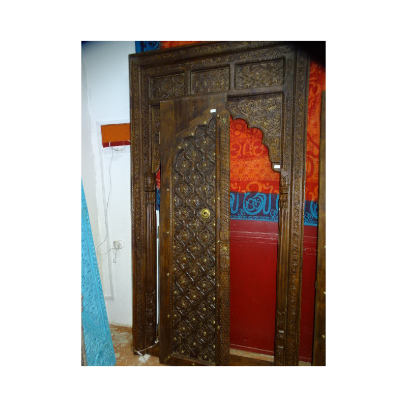 Vecchie porte di casa a forma di arco scolpite...