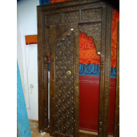 Vecchie porte di casa a forma di arco scolpite in 135x255 cm