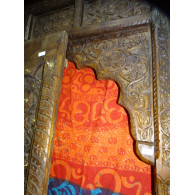 Alte Haustüren in Form eines Bogens geschnitzt in 135x255 cm