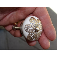 Manico in porcellana bianca con ornamento in metallo margherita