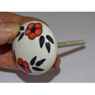 mobili manico rotondo con i fiori rossi e neri