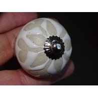 Pomos para muebles con seis flores de diseño en relieve - plata