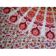 Tenture en coton rouge et bordeau  avec un motif vitrail