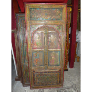 Trés vecchia fenêtre dipintoe avec arche