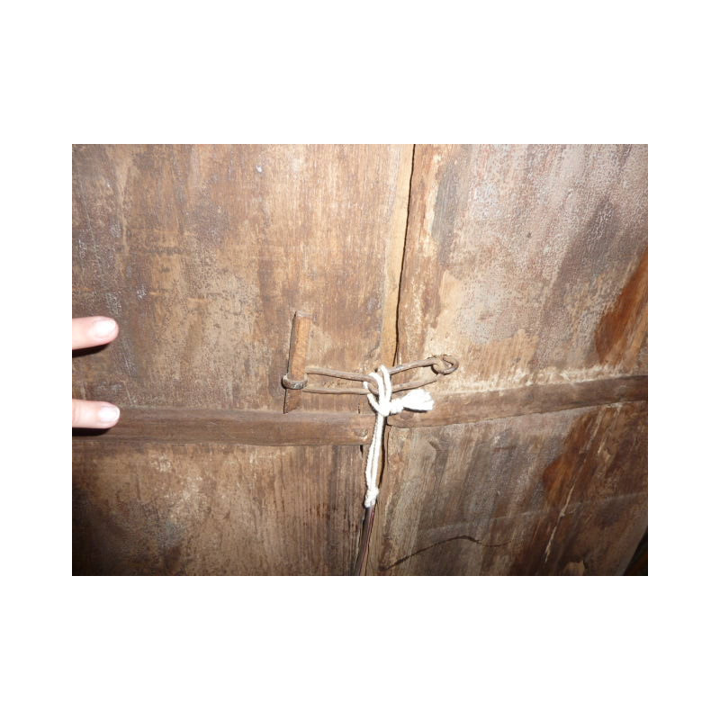Ventana pintada muy viejo con arco