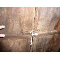 Trés vecchia fenêtre dipintoe avec arche