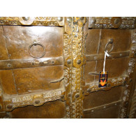 Petite portes ancienne de placard plaquée avec du metal - 1