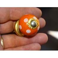 Pequeños naranja maneja con puntos blancos
