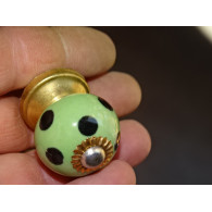 Piccole maniglie verdi con puntini neri