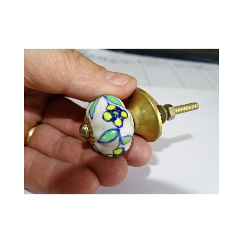 Small white pumpkin handles and yellow flowers