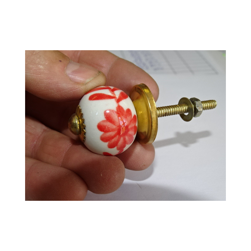 manija de los muebles con flores rojas