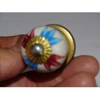 manija de los muebles de color turquesa y violeta pétalos