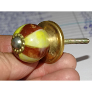 Poignée de meuble jaune et marron 2