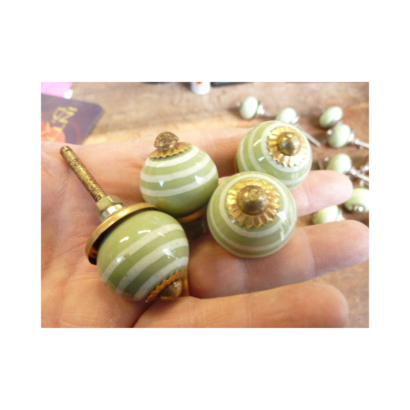 Mini boutons Vert anis trait blanc