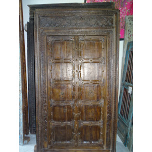 Porte de maison patinée en foncé