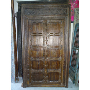 Puerta de la casa patinada en la oscuridad. 2