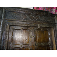 Porta di casa patinata nel buio