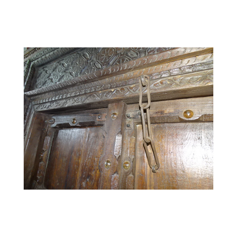 Porte de maison patinée en foncé