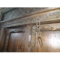 Puerta de la casa patinada en la oscuridad.