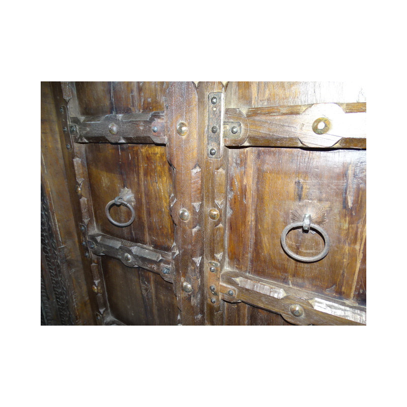 Patinierte Haustür im Dunkeln