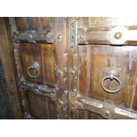 Porte de maison patinée en foncé