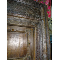 Porta di casa patinata nel buio