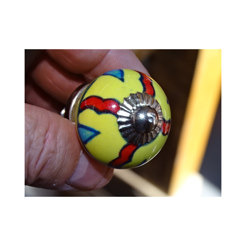 mini buttons in yellow ceramic and 4 red lines...