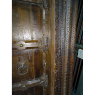 Puerta de la casa patinada en la oscuridad.
