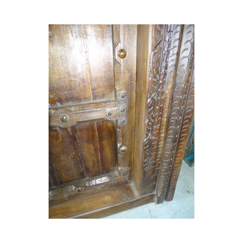 Puerta de la casa patinada en la oscuridad.