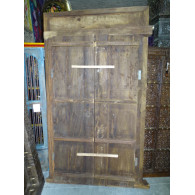 Porte de maison patinée en foncé