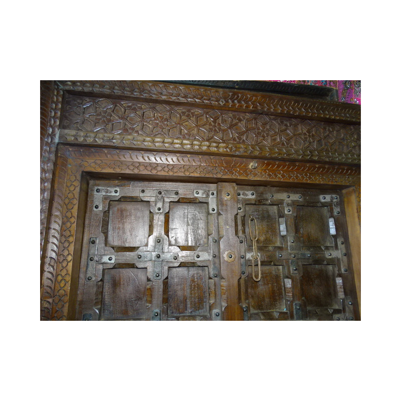 Porta di casa patinata al buio con raccordi in...