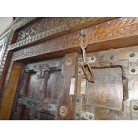 Porta di casa patinata al buio con raccordi in acciaio