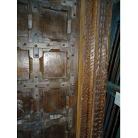Porte de maison patinée en foncé avec garnitures acier
