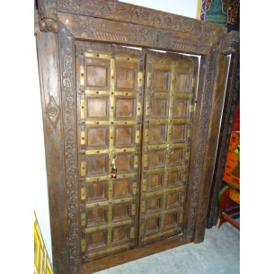 Très vieille porte basse de maison indienne avec linteau...